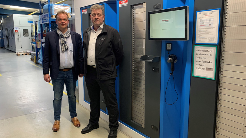 ARNO and SFB employees stand in front of StoreManager in the factory hall