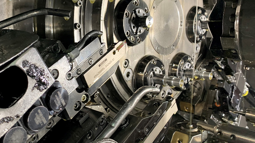 Interior of the machine with the grooving blade of the SA grooving system