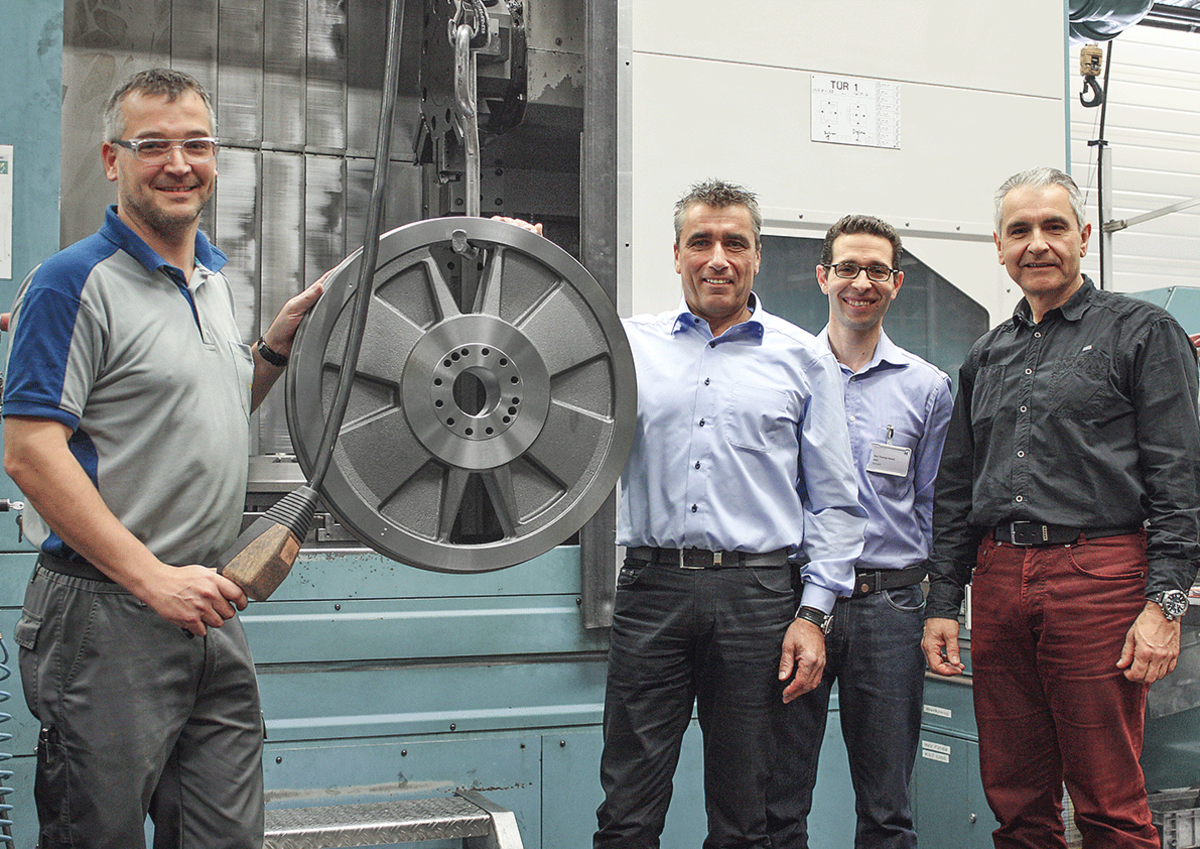Mitarbeiter von Heidelberger Druckmaschinen AG und ARNO Werkzeuge vor einer Maschine